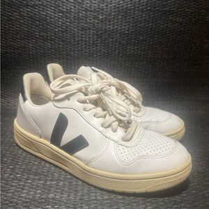 Veja V-10 CWL White Shoes